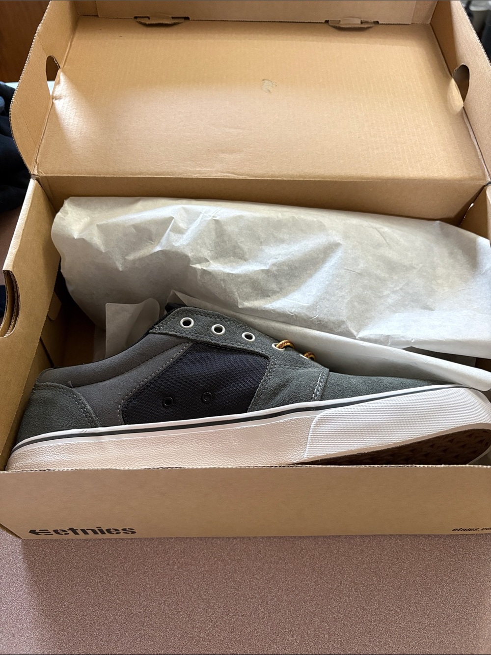 Etnies Men’s Gray and Black Low-Top Skate Sneakers barge LS Mens 9